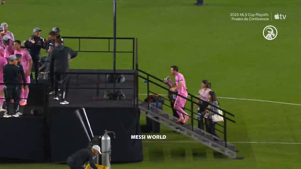 Leo Messi lifting his 47th Picture