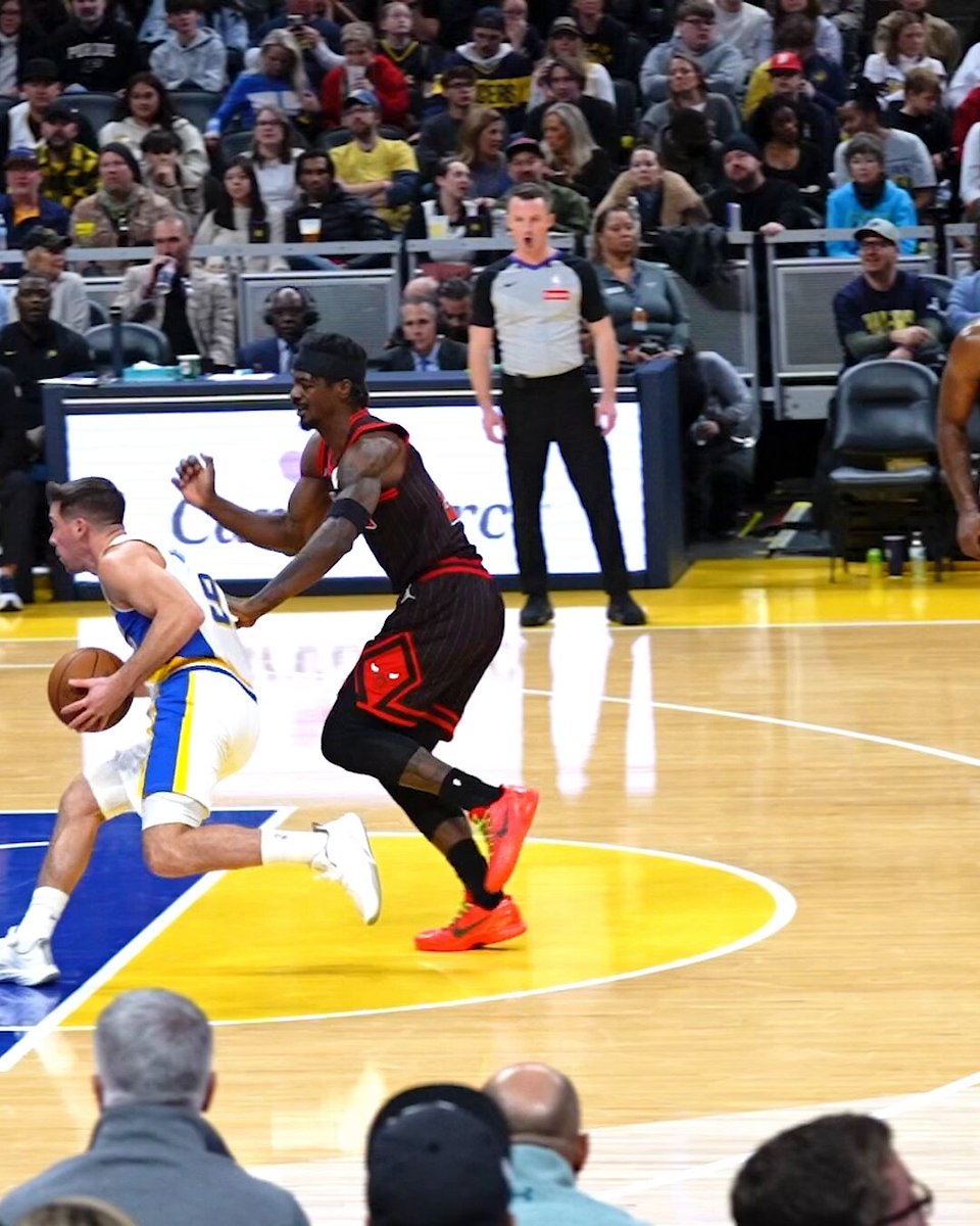 T.J. McConnell leaves it off for an Isaiah Jackson slam 💥 