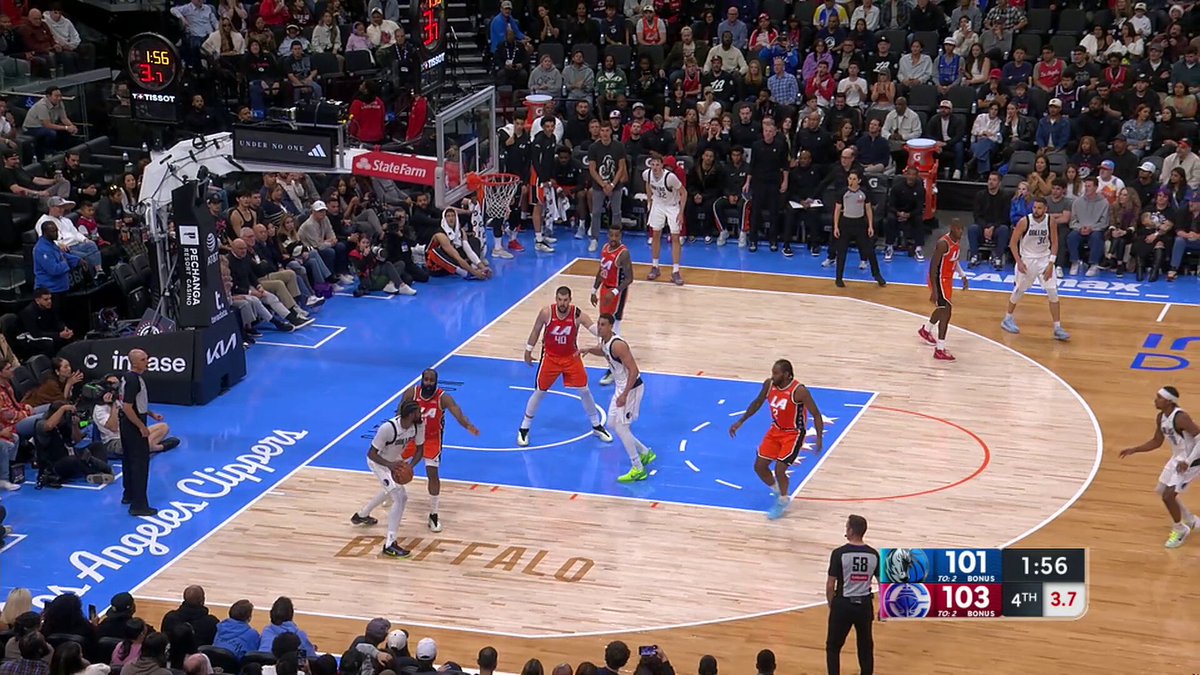 KLAY THOMPSON IS ON FIRE 🏹

HE CONNECTS ON HIS SIXTH 3 OF THE NIGHT. 