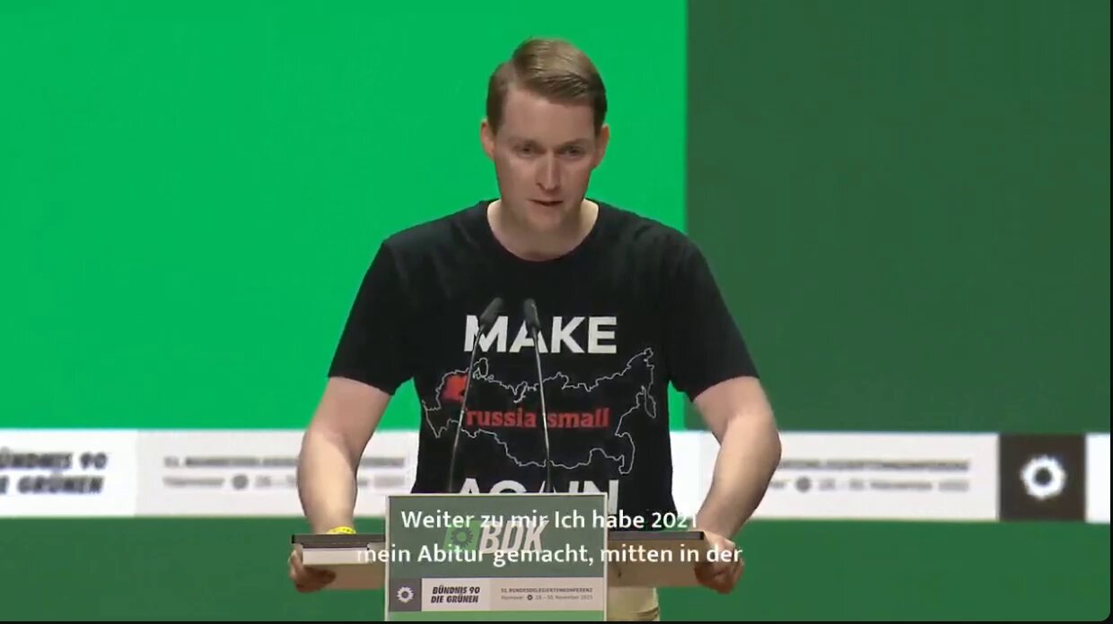 Herr Simon Neuenhaus, Grünen-Mitglied, warum sind Sie noch nicht freiwilig an der Front, um gegen di...