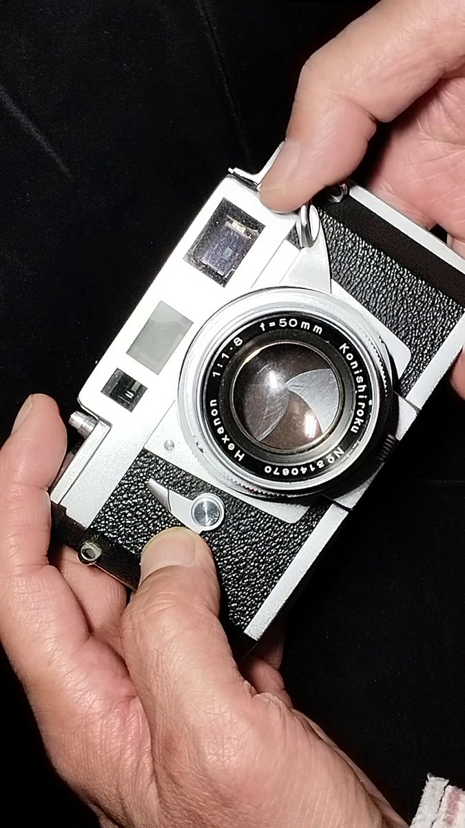 このカメラの魅力の一つは、ここで見せているレバーアクションなん