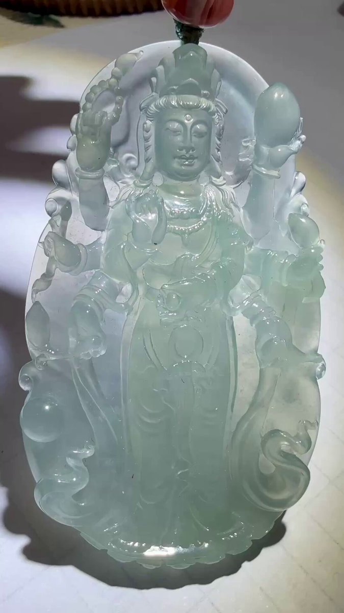 美しい翡翠仏像・翡翠彫刻は、石質の良さと職人技が重なる瞬間に、命が