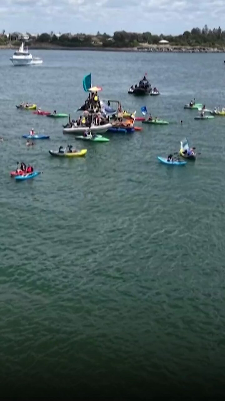 Australie: une centaine d’activistes écologistes à bord de kayaks bloquent deux navires charbonniers→