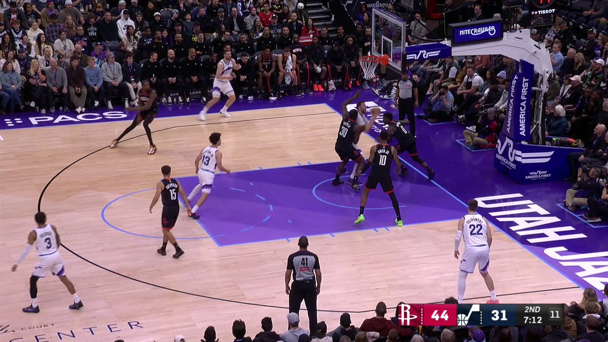 KD gets fancy in transition 👀

Durant has 14 early! 