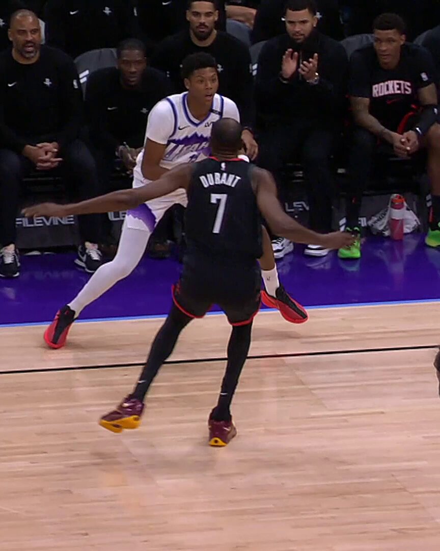 home (court) cookin' from the rook 🏡

#TakeNote | @AiriousB 