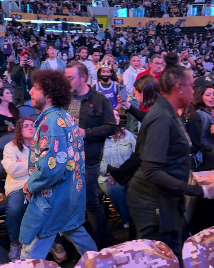 Selena &amp; Benny snapping a courtside pic