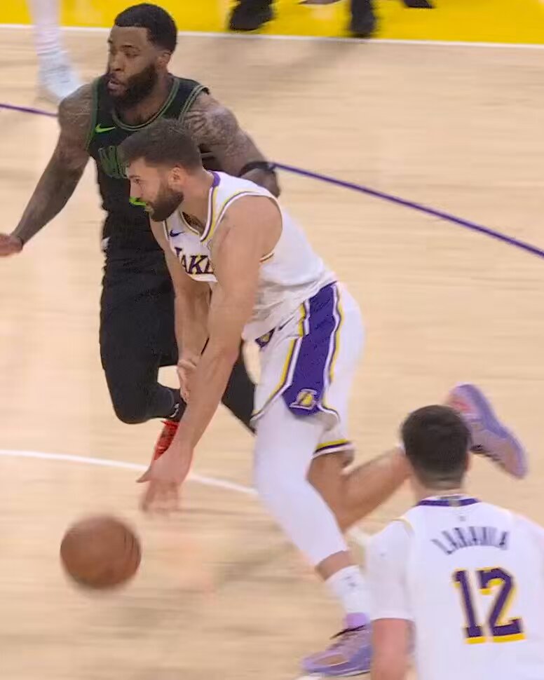 Wait for LeBron’s reaction to Kleber’s missed layup 😭😭 