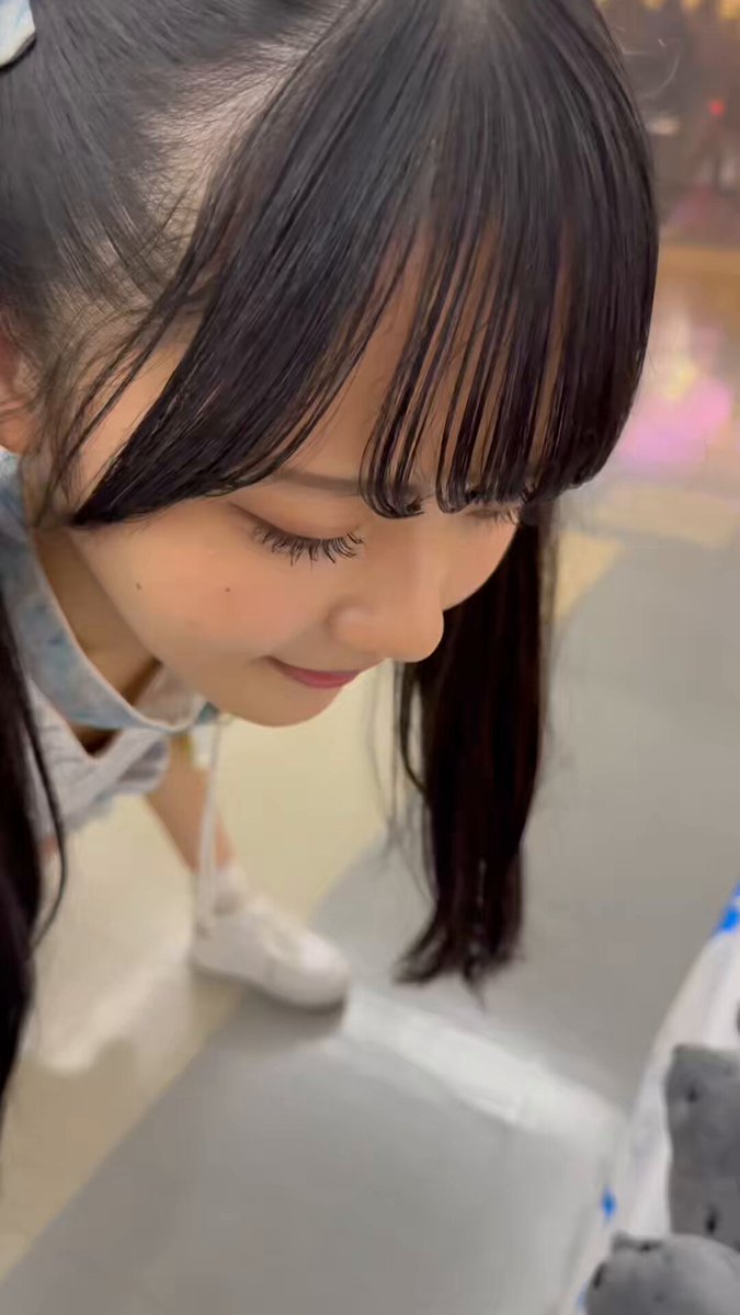 あざらしを見つめるかれんちゃん