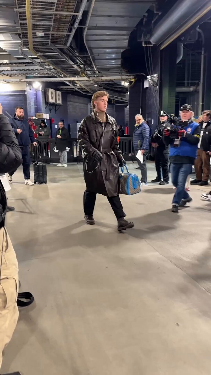 Winter coat szn @JaxsonDart 

NYGvsNE– 8:15pm ET on ESPN/ABC
Stream on @NFLPlus and ESPN App 