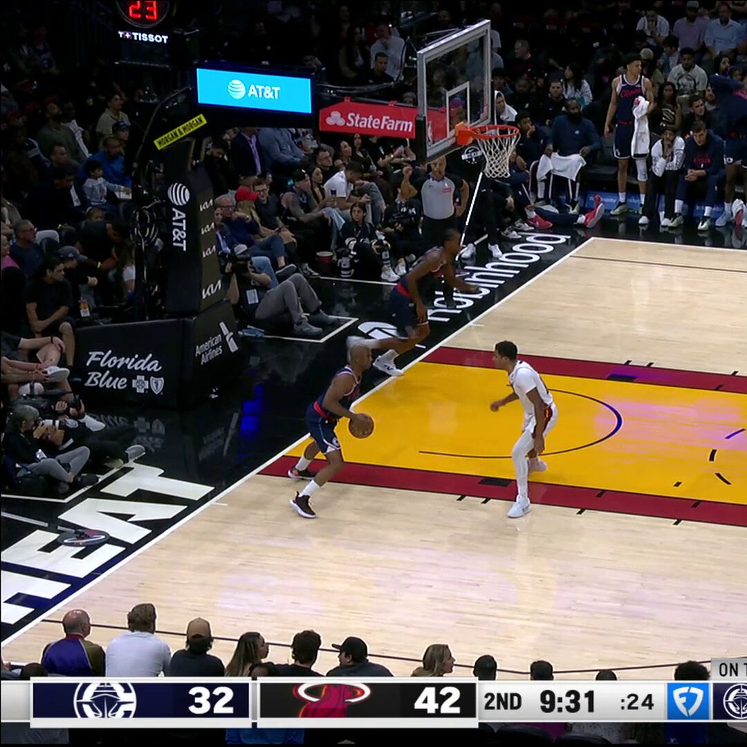 Beep beep... Kawhi drivin' thru 🚗 