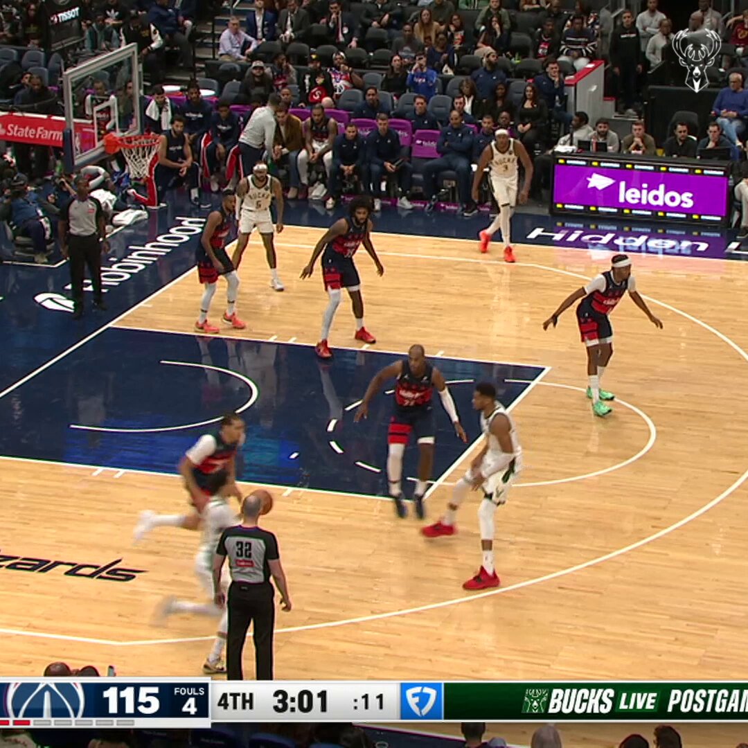 Ry lobs it up to Giannis for the one-handed oop! 