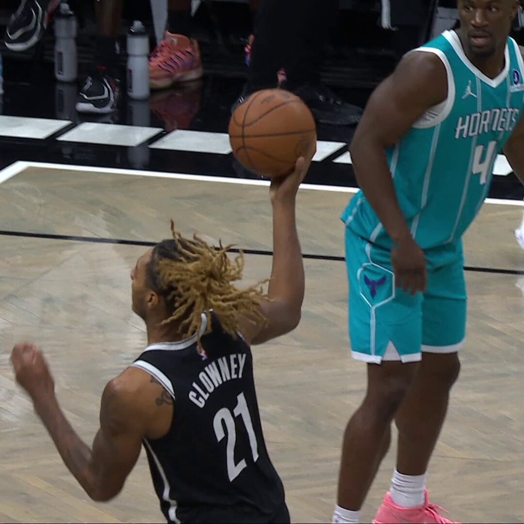 The Brooklyn bench LOVED this Noah Clowney slam 

4Q action: