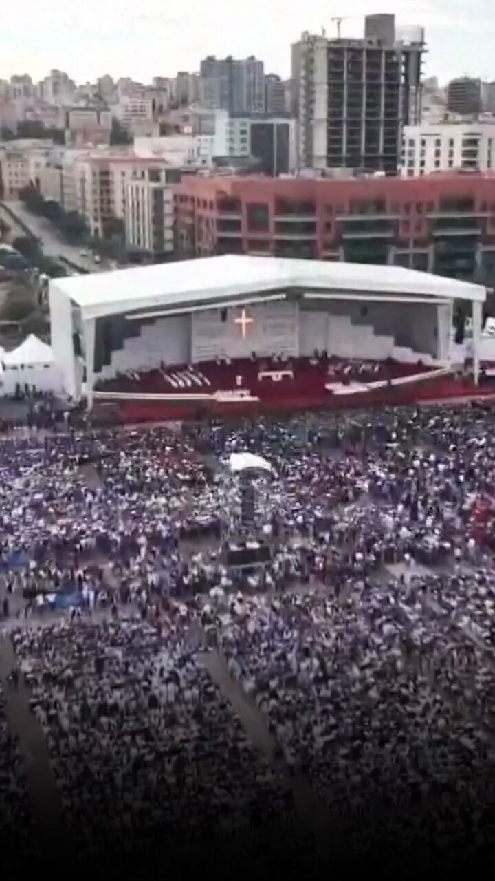 À Beyrouth, le pape a donné une messe en plein air devant environ 150.000 personnes, selon le Vatican. Cette messe est le point d'orgue de sa visite dans le pays multiconfessionnel.