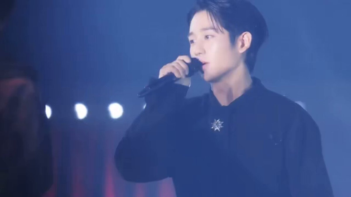 FNCにはイ・ホンギ(FTISLAND)作詞、ジョン・ヨンファ(CNBLUE)作曲の神