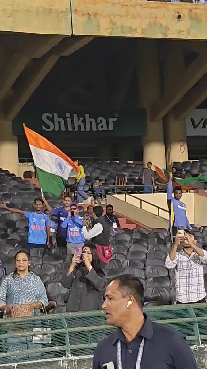 FANS ROARING MUMBAI CHA RAJA, Picture