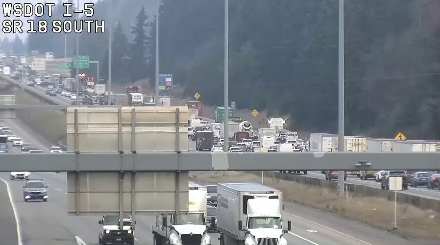 I-5北行き：SR18付近、右車線通行止め！