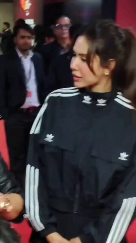 #SonamBajwa looks super cool in Picture