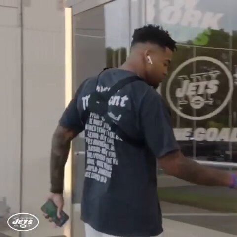 CP3 trying to get into the Clippers training facility 