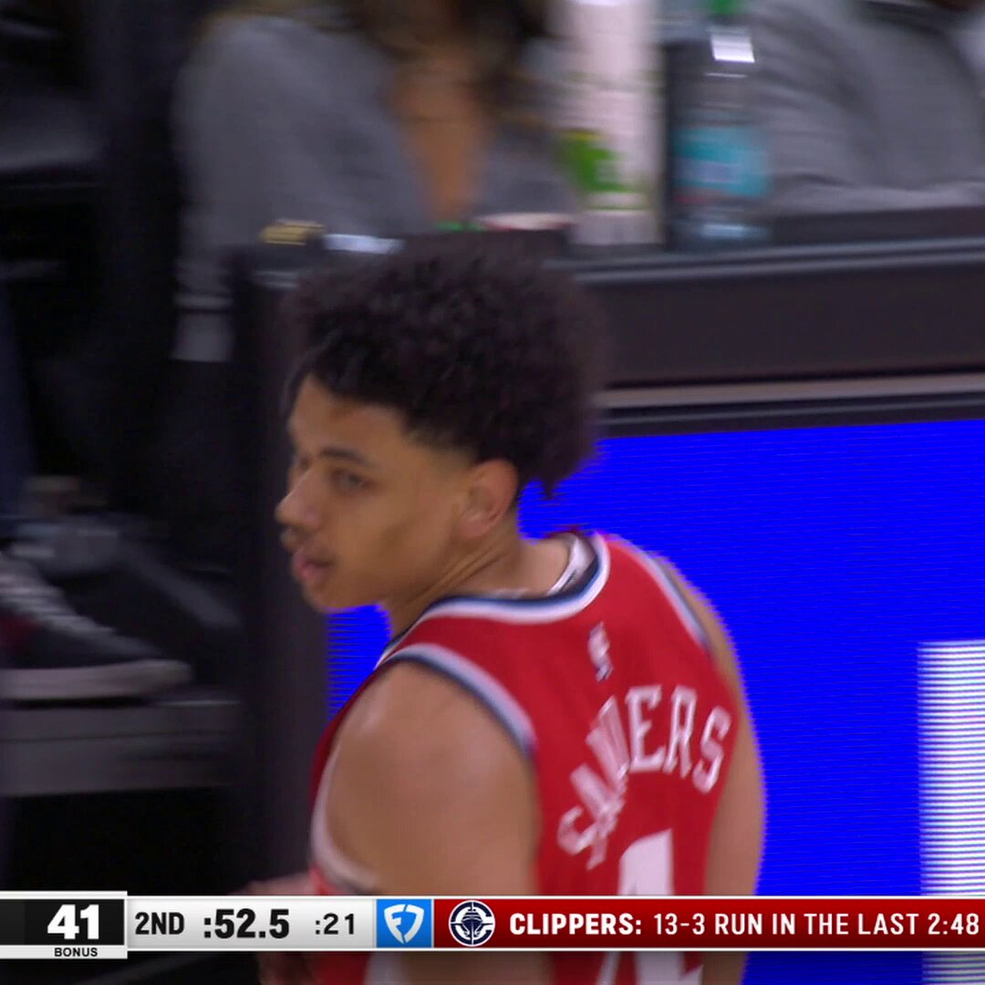 Nine steals in the first half 👀🍪

James Harden drivin' thru! 