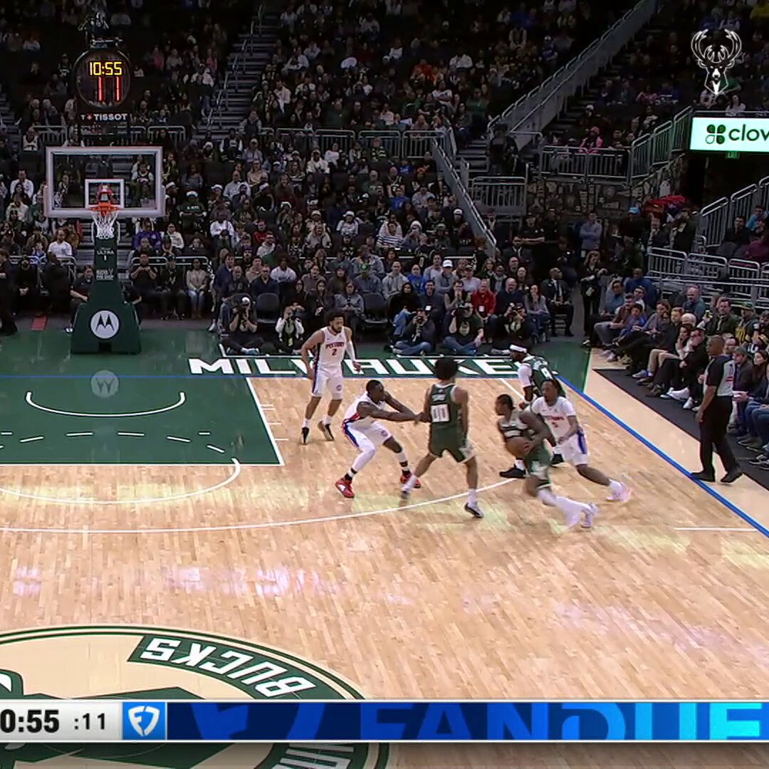 KPJ finds Sims for the alley-oop. 