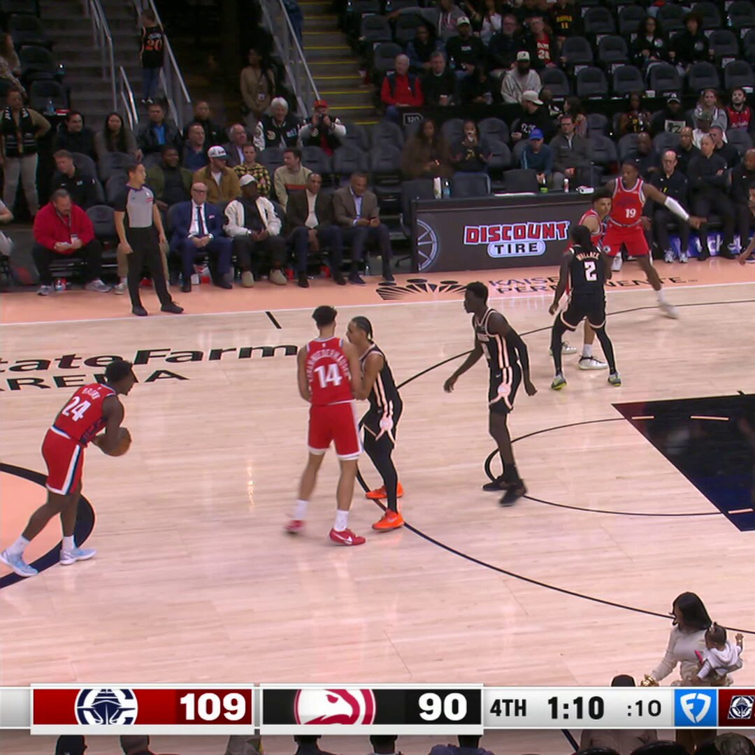 Rook's just showing off now 👀

Kobe Sanders with 17 PTS off the bench! 