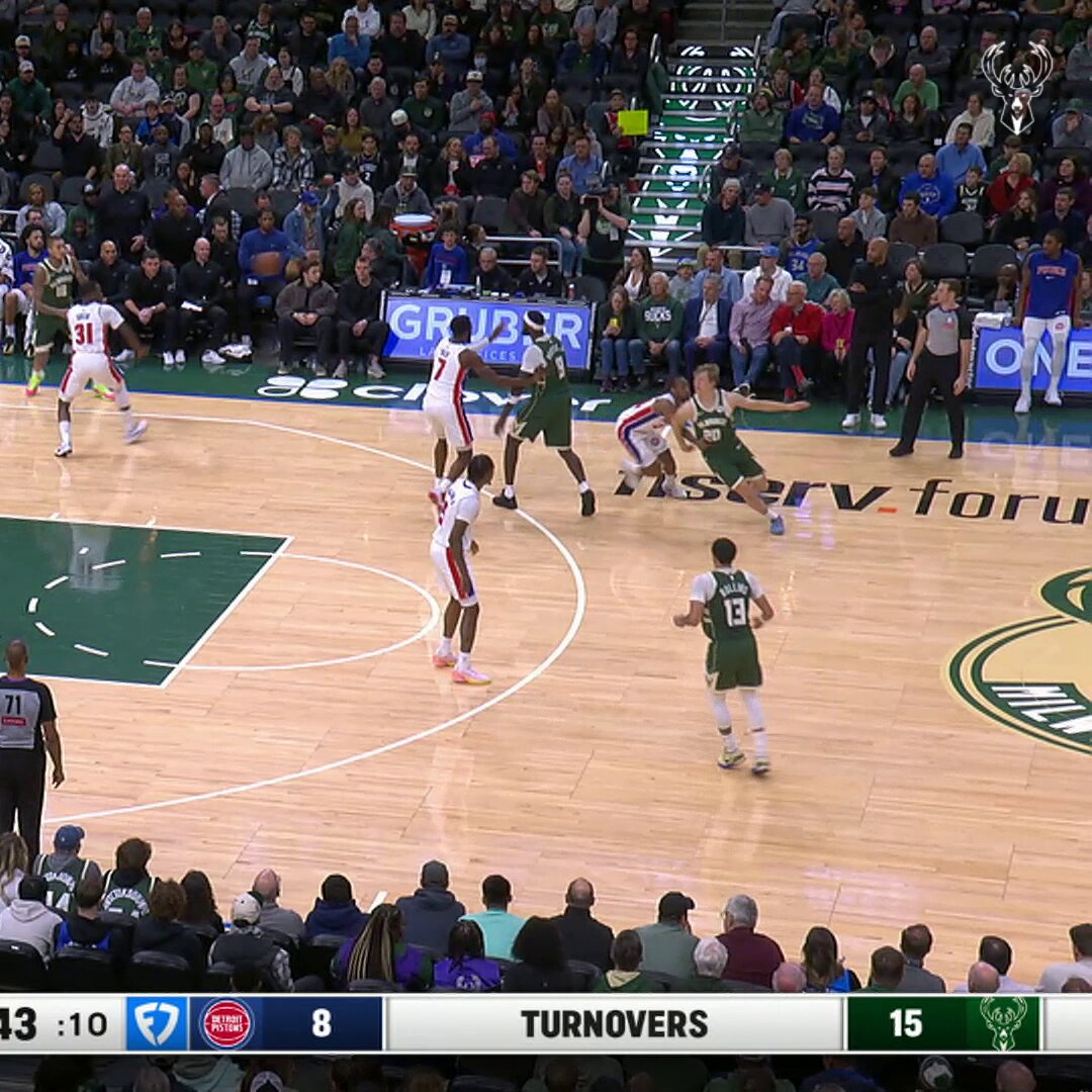 Kuz drives baseline and throws it down! 