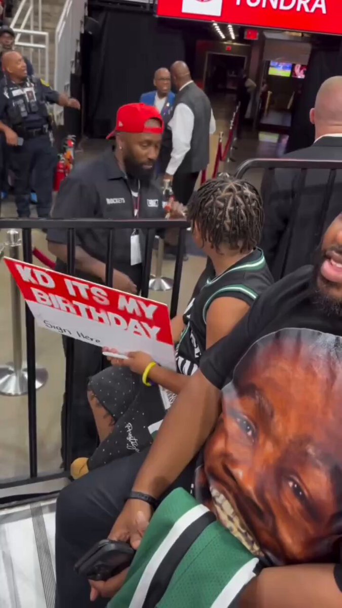The Rockets DJ helped this young fan get KD's autograph ❤️

This is what it's all about 🥹

(via imfromthestead, JustRodneyONeal/IG) 