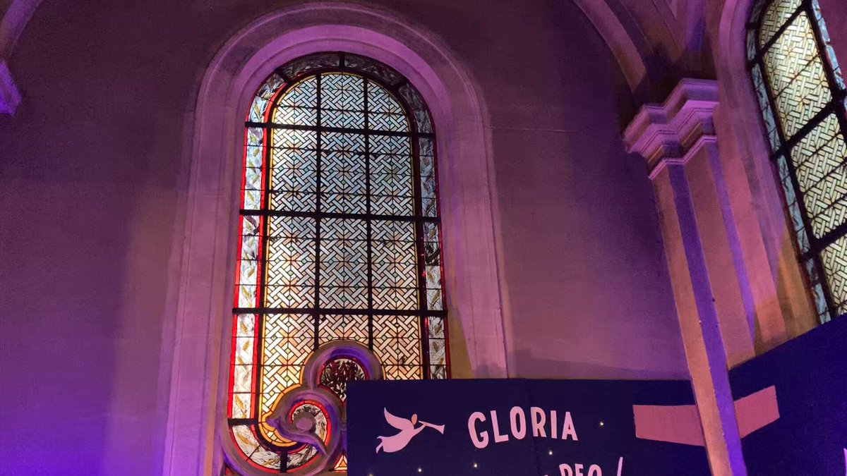 Image for the Tweet beginning: 🚨⚡️Deux jeunes qui prient devant