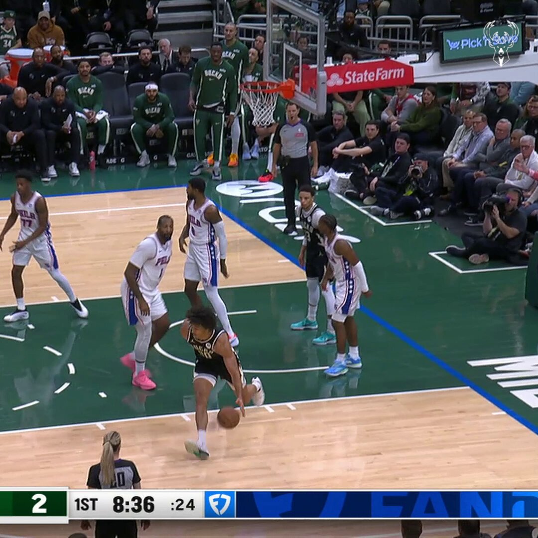 Dialed in from deep with three straight threes! 