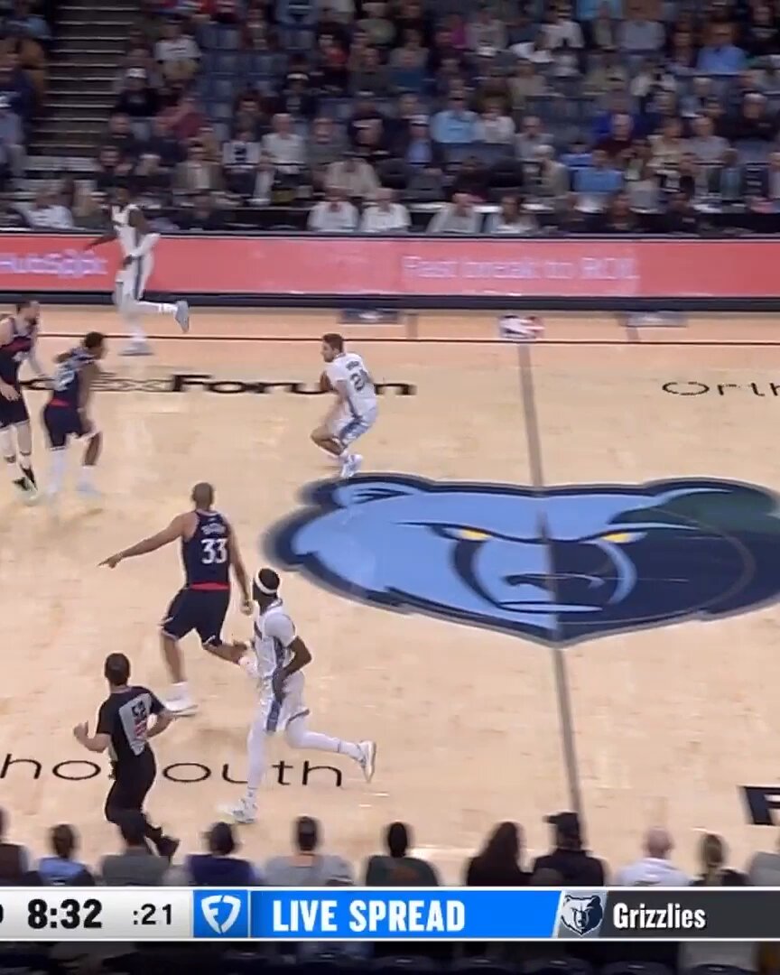 Big Zamboni runnin' the floor 💨

@zach_edey 