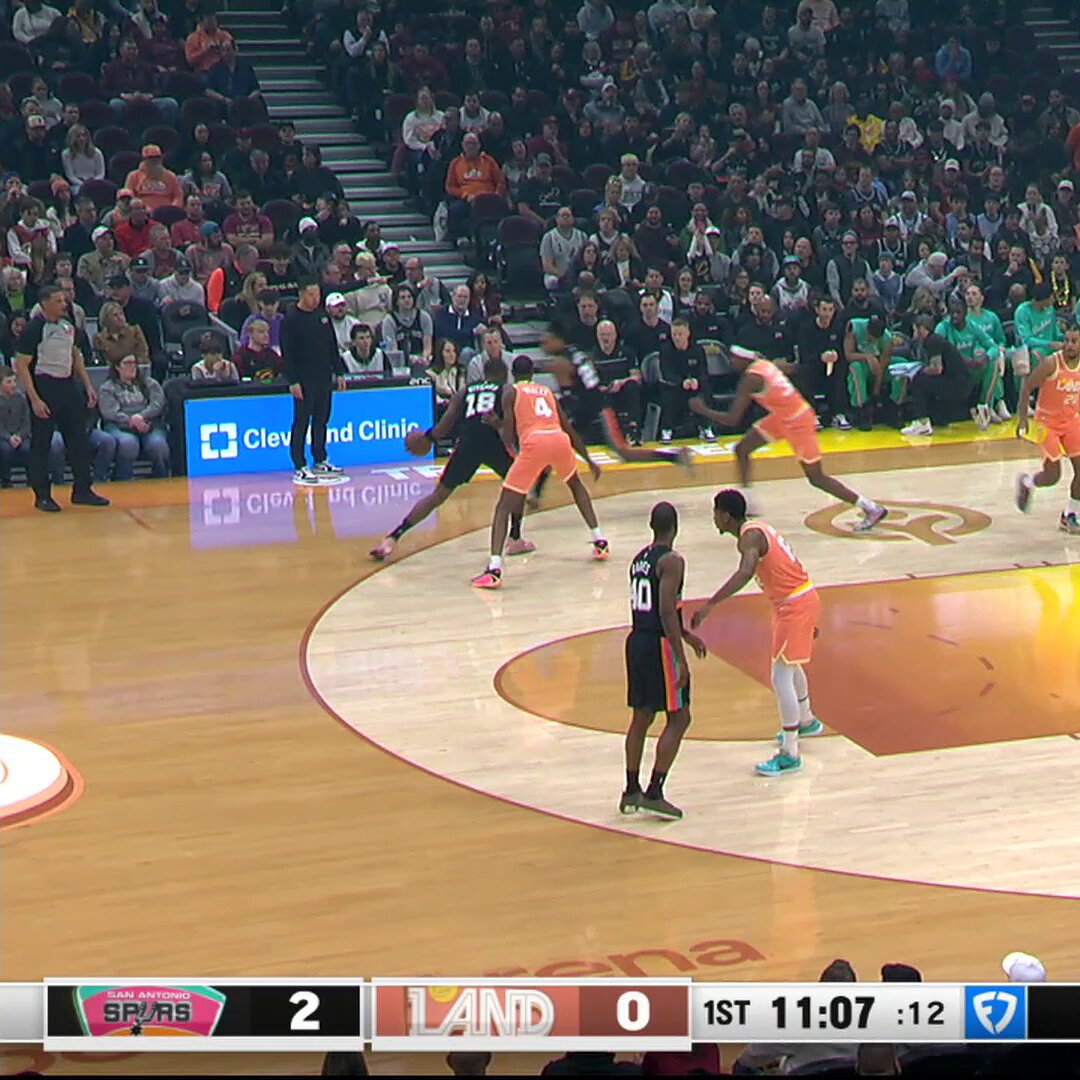 Devin Vassell knocked down SEVEN threes in the first half 

That ties Bryn Forbes for most in a half by a Spurs player, and one away from Vassell's career-high!

SAS-CLE on NBA League Pass: