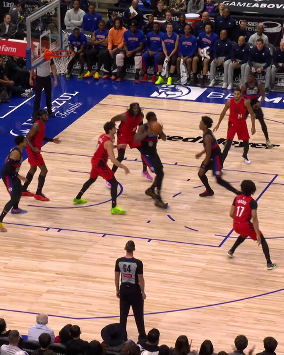 just another night at the office for @ShaedonSharpe 🤷‍♂️ 