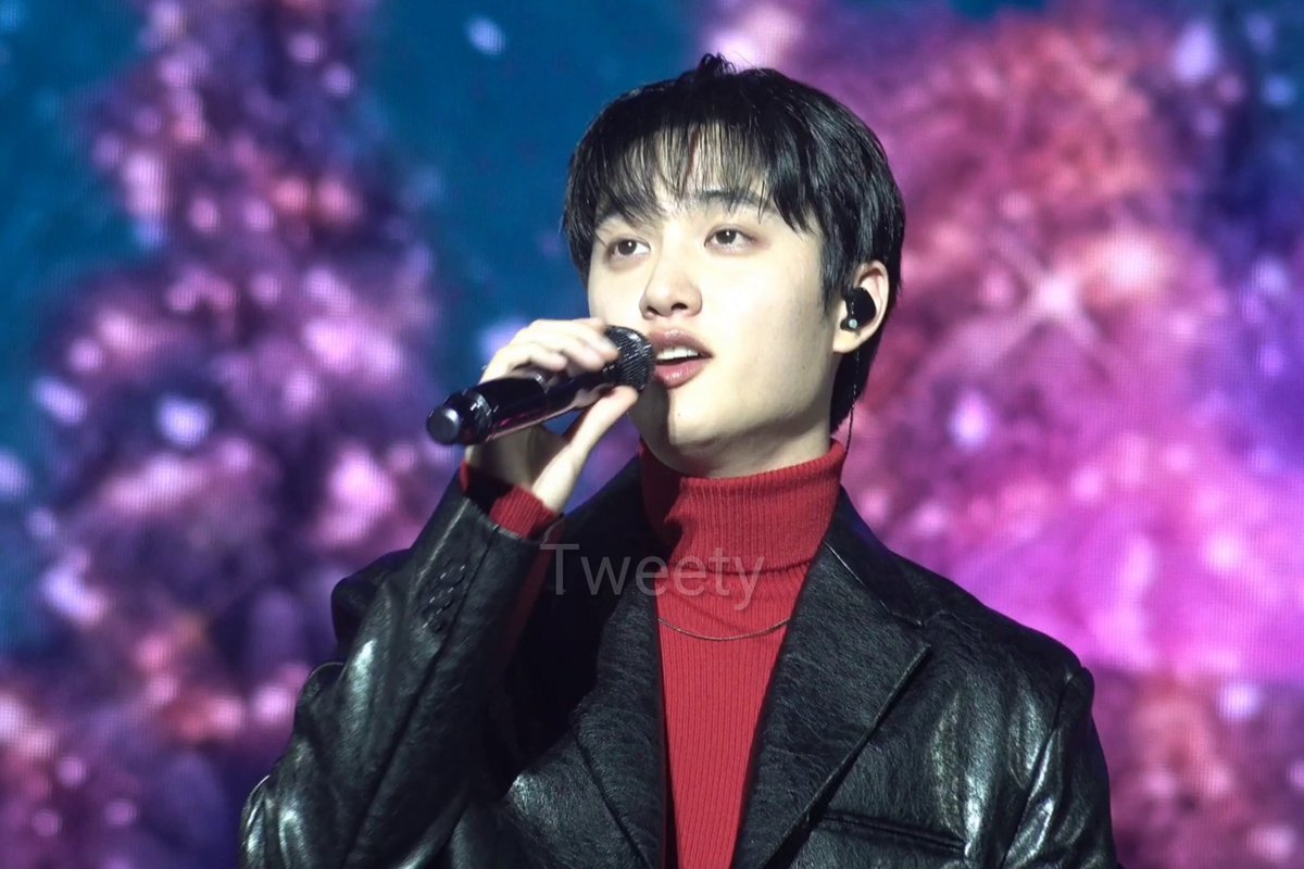 0:27のギョンスの表情見て…… 本当にコンサートで初めて歌ったと思え