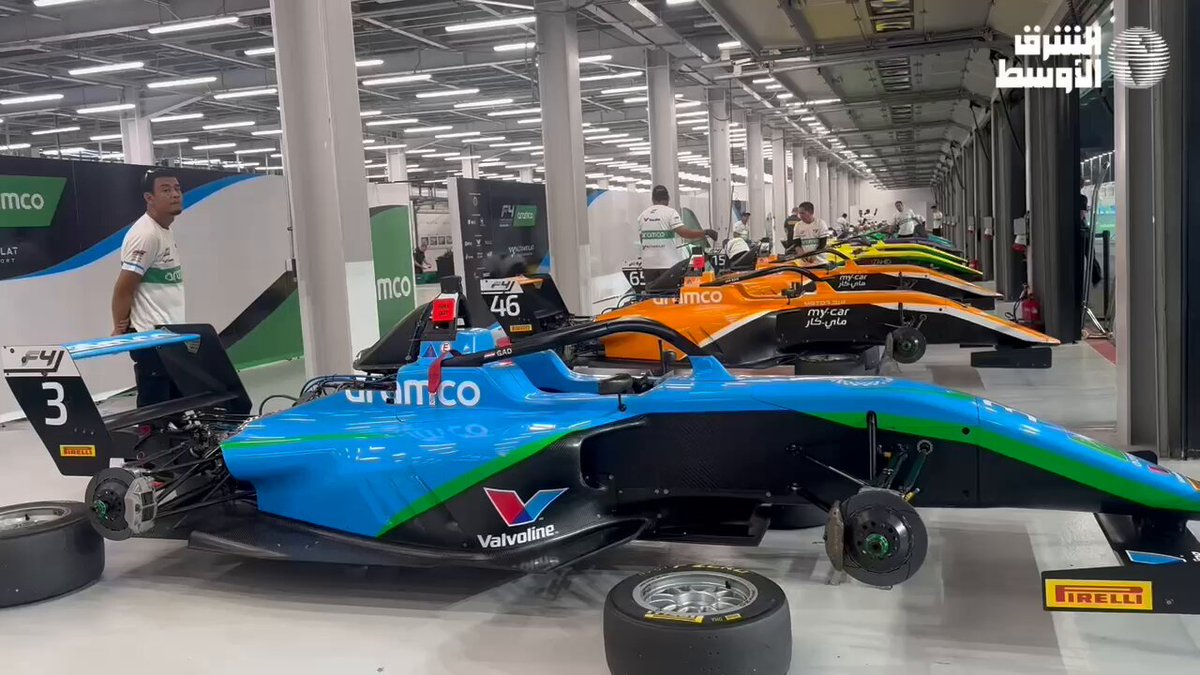 لقطات من أعمال تجهيز وصيانة السيارات استعداداً للسباق النهائي ضمن الجولة الختامية من بطولة #أرامكو_السعودية_F4 