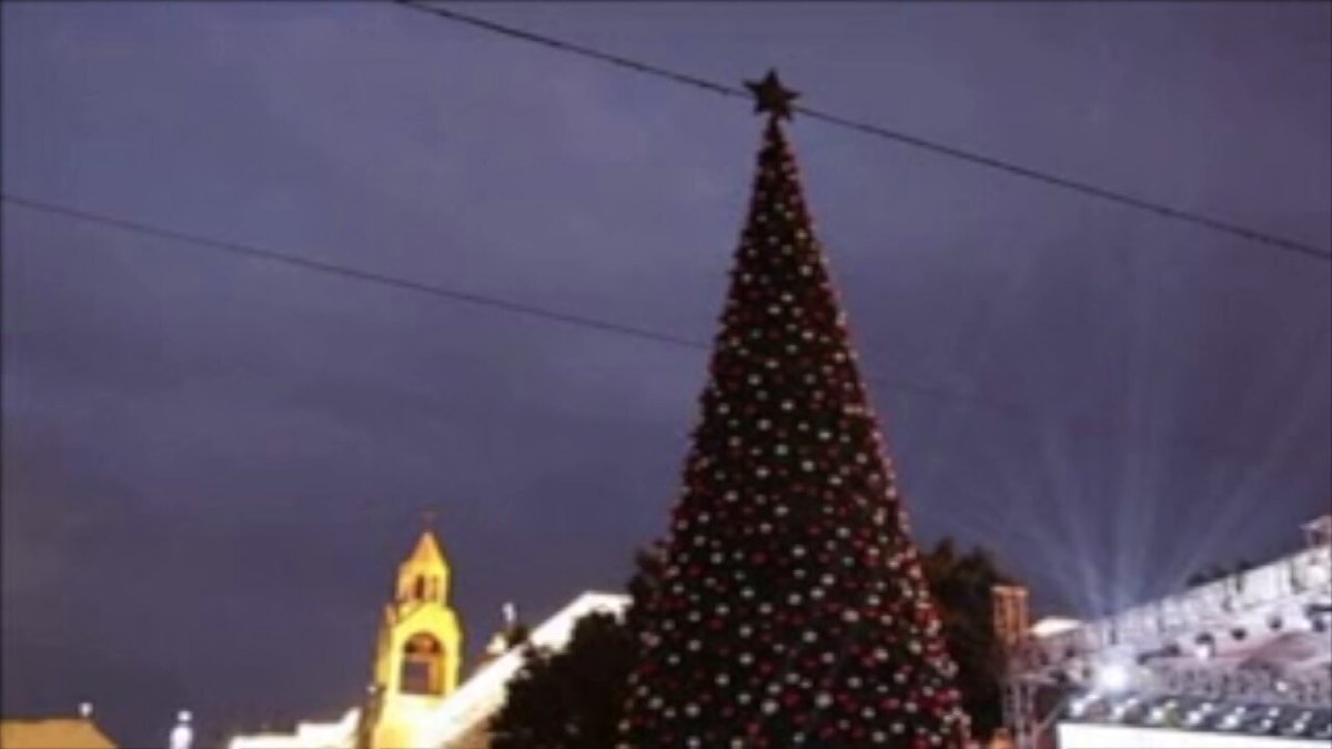 نبض الأخبار الفلسطينيون يتجمعون لإضاءة شجرة عيد الميلاد في مكان ميلاد المسيح ببيت لحم. شاهد معنابي بي سي نيوز عربي على موقعنا وعبر قناتنا على يوتيوب 