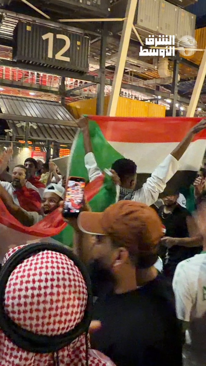«سودان يُبقى في القلب» جماهير العراق تهتف لمنتخب السودان بعد نهاية مباراتهم في بطولة #كأس_العرب 