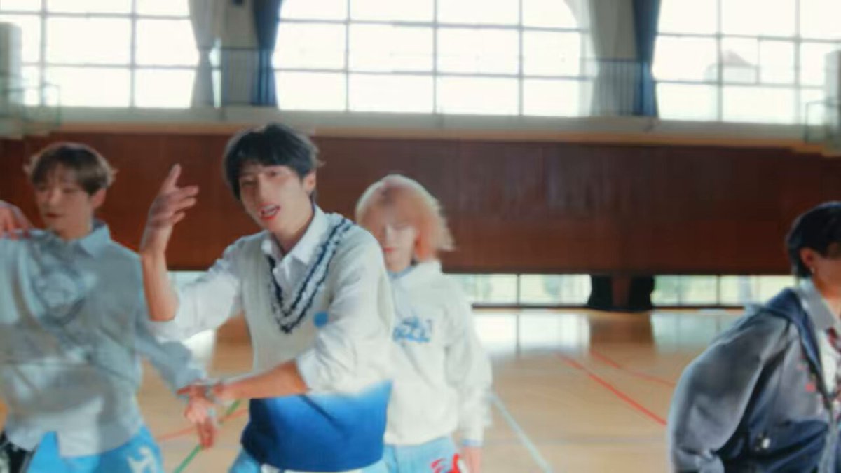 R○N(✿︎´ ꒳ ` )♡︎ページ 左から順番にLog in to usしてポーズ決めてくのかわいすぎるᐡ т · т