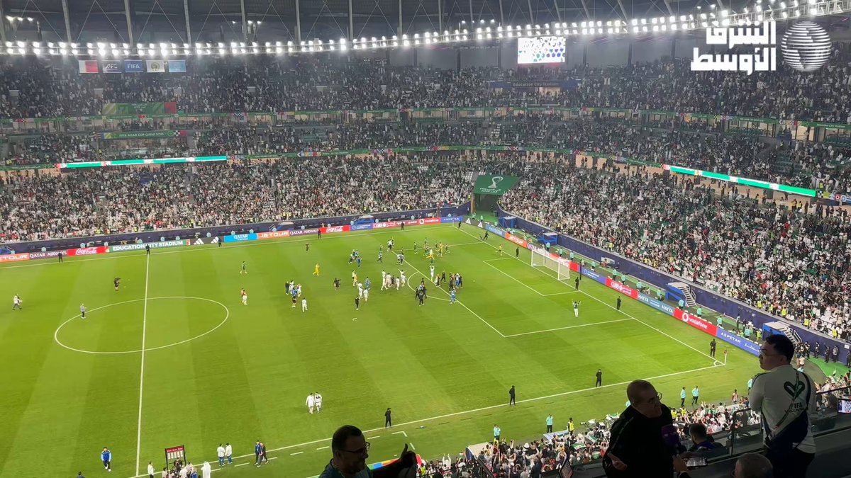 في حدث نادر الفريقان يحتفلان سويّا في أرضية الملعب بعد نهاية مواجهة فلسطين سوريا وبلوغ المنتخبين دور ربع النهائي من #كأس_العرب 