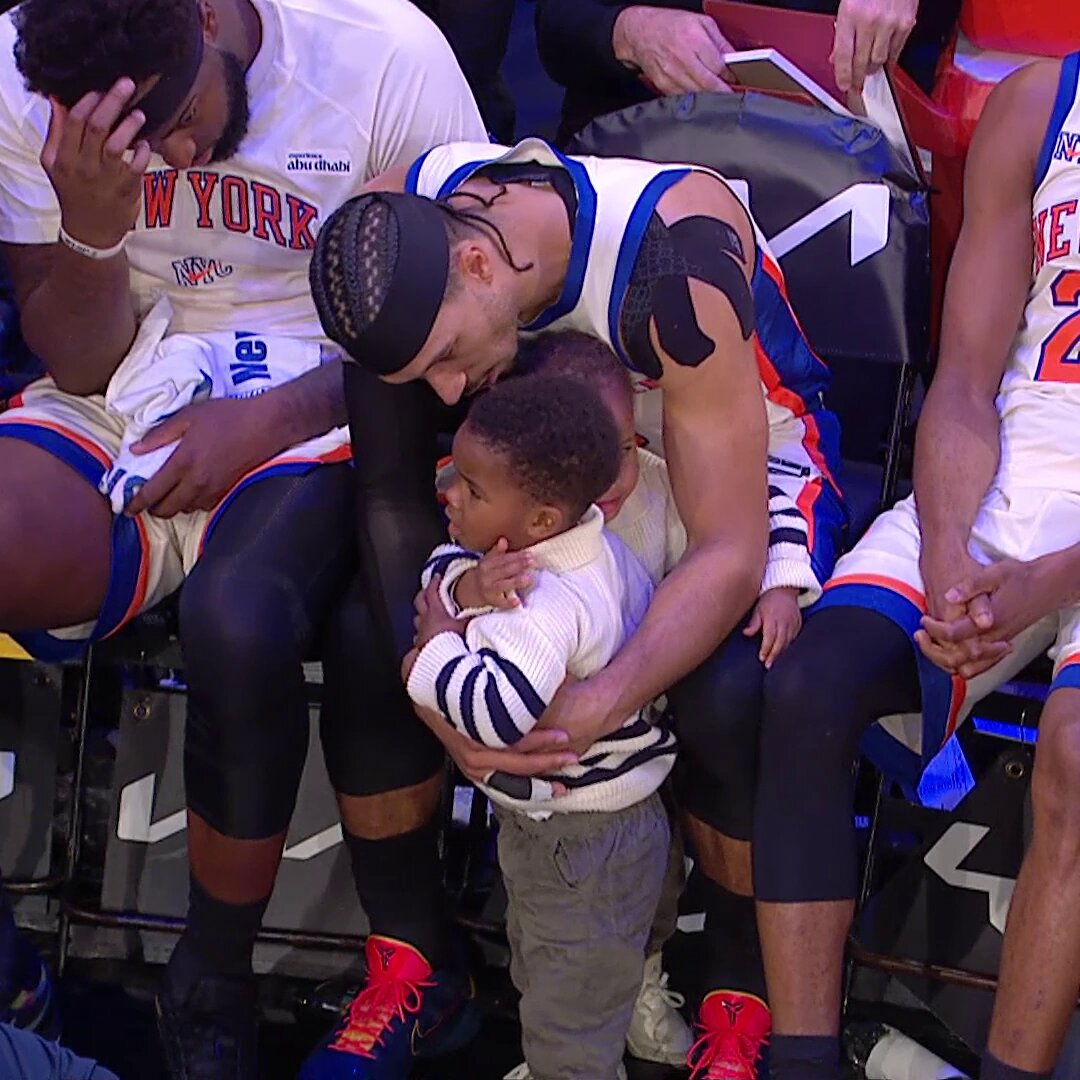 Hi Hendrix &amp; Haze!

@joshhart's twins joined him on the bench ?