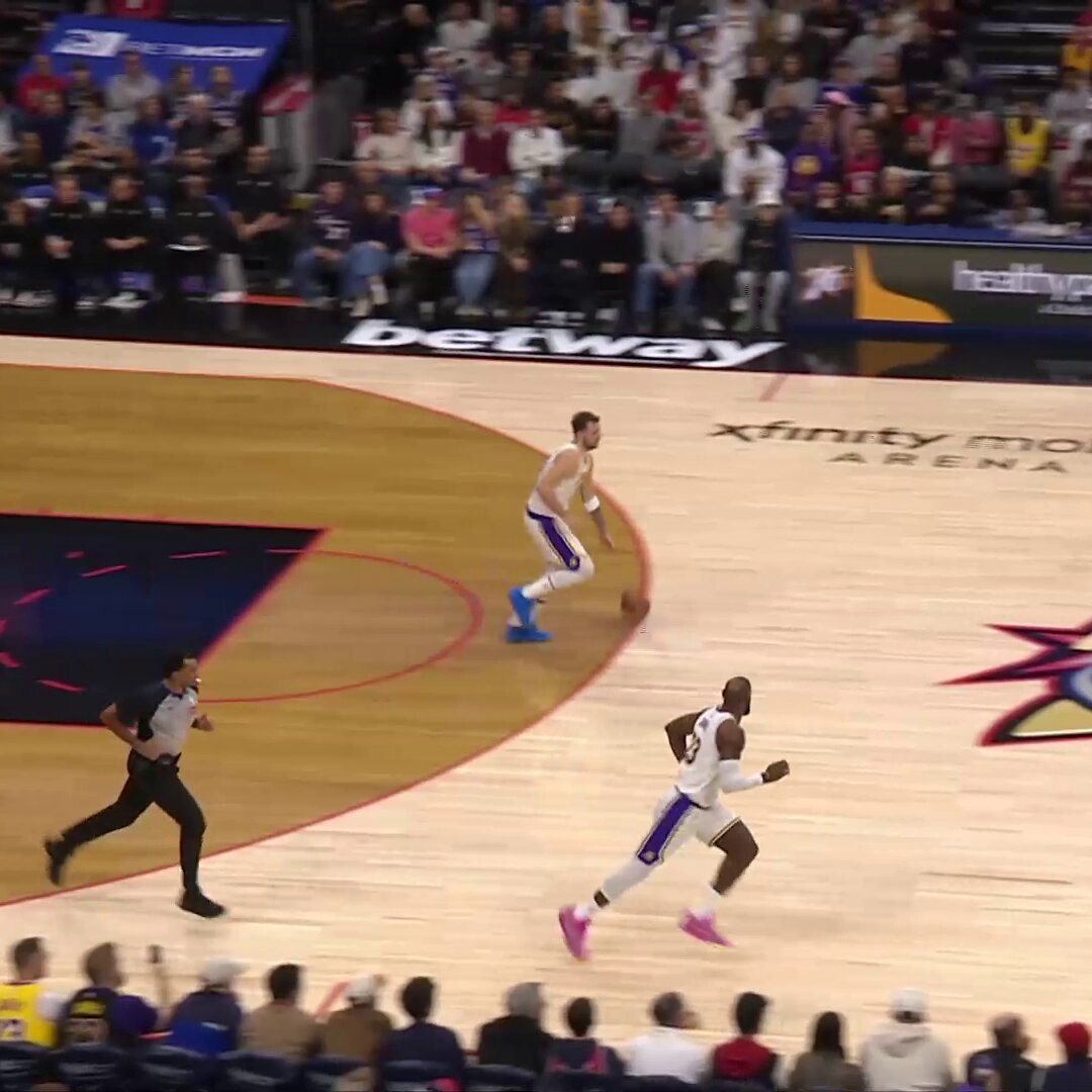 LEBRON JAMES WITH A HEAD OF STEAM!! 

THE KING THROWS DOWN THE TRANSITION SLAM