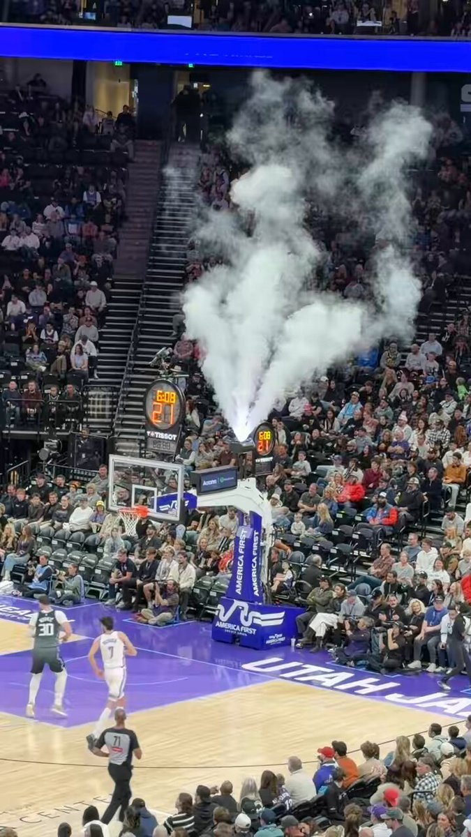 Thunder frying the Jazz in Utah they’re sabotaging the game 😭

 