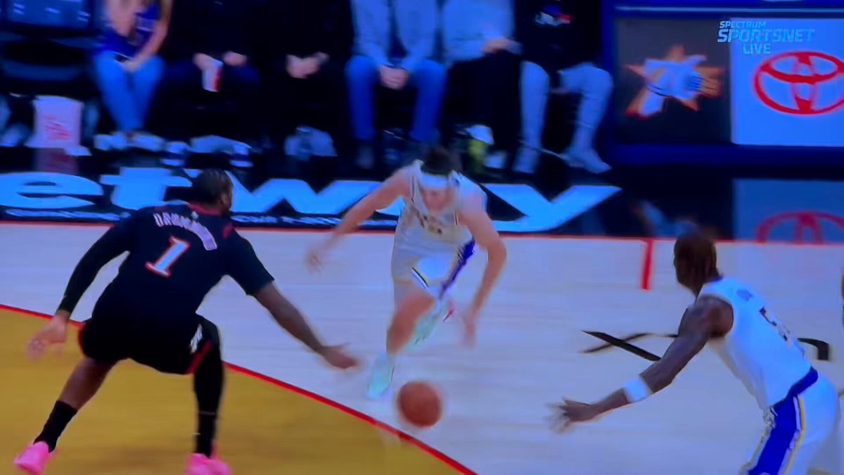 Reaves taking a pass out of Luka's book. Assistant on Sixers wants a travel on Rui, but in real time, he comes down on both feet at same time. If the right foot landed first, which would've made that his pivot, it would be undetectable by human eye 
