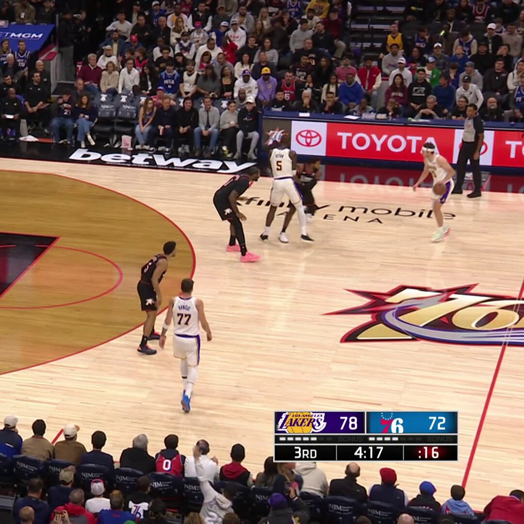 AUSTIN REAVES ARE YOU SERIOUS??? 

Loses the defender, then throws an INSANE behind-the-head pass to Rui, who drills the jumper ?

LAL-PHI on NBA League Pass:
