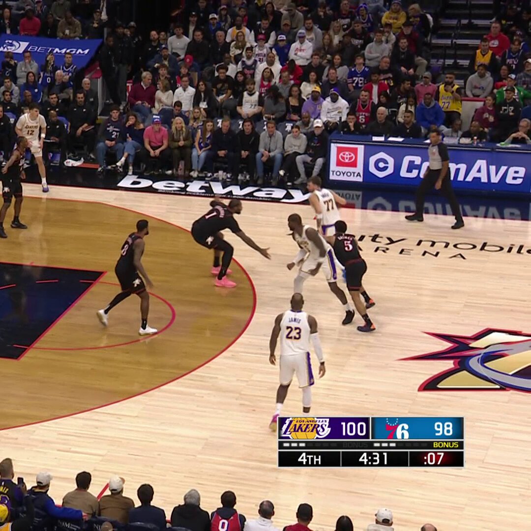 LEBRON JAMES. 10 STRAIGHT POINTS. 

LONG 2. TRIPLE. TRIPLE. LONG 2. 

LAKERS GET THE WIN IN PHILLY 👑 