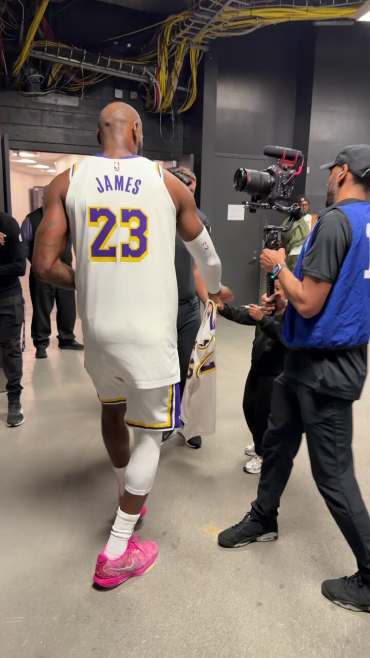 LeBron making a young fan's day after his clutch performance in Philly ?