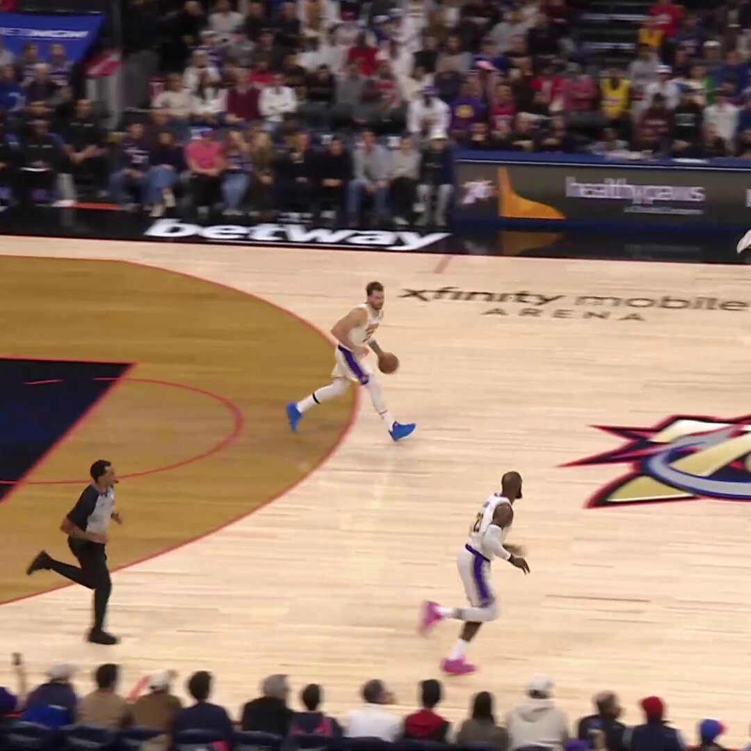 LEBRON JAMES SHOWS OUT IN CRUNCH TIME! 

 29 PTS 
 7 REB
 6 AST 
 4 3PM
 10 straight points in final 5 minutes 

Lakers get the road W!