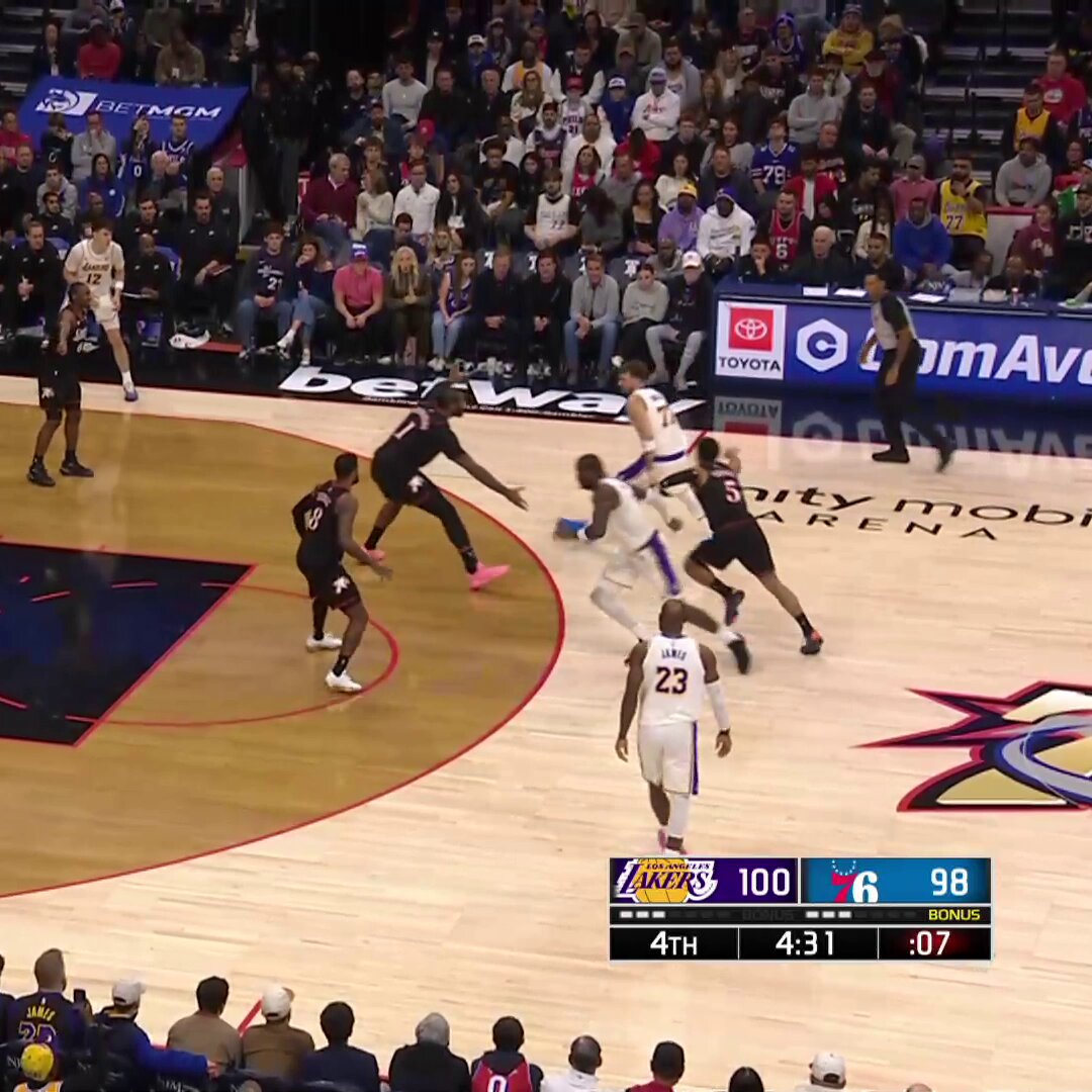 10 STRAIGHT POINTS. 
EVERY ANGLE. 

LeBron came through in the clutch once again for the Lakers 🔥  