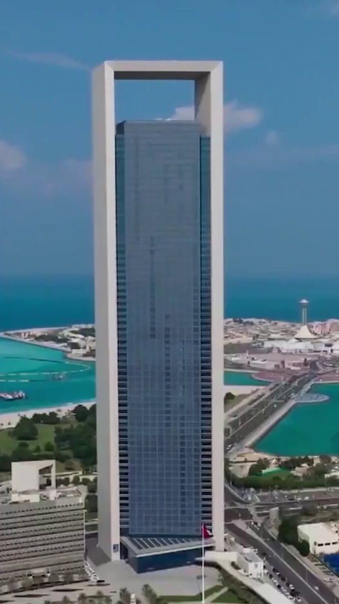 الخدمات اللوجستية.. حجر الأساس في أمن الطاقة العالمي. أدنوك للإمداد والخدمات تدعم هذا القطاع إقليمياً وعالمياً عبر: امتلاك أكثر من 340 سفينة. تشغيل أكثر من 600 سفينة مدارة أو مستأجرة. استثمارات ضخمة بالإعلان عن شراء 8 ناقلات للغاز الطبيعي المسال. بالأرقام إليكم 