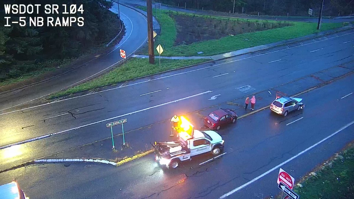 SR 104 bloqueada! Evita giros desde I-5 E.