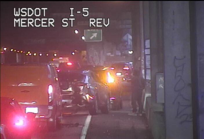 Jalur kanan tol terhalang! Hati-hati!